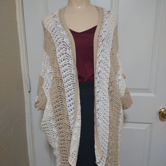 t/o Sweaters - 3/$15 🎉 Mix & Match bundle saleBundle Sale Closet Clean Out Pretty Cardigan S